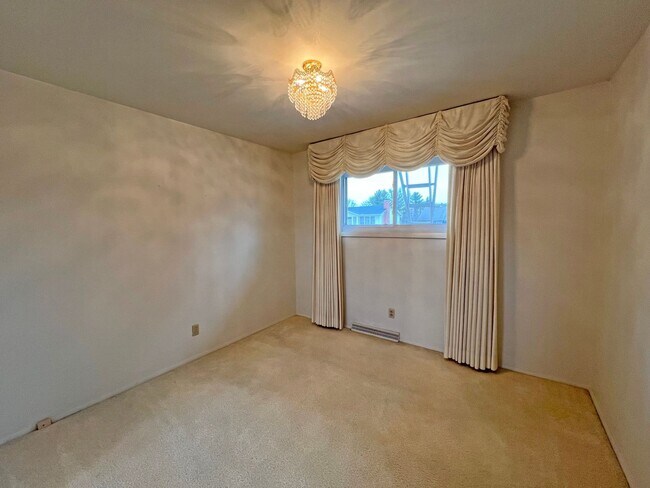 Building Photo - 4 Bedroom, 2 Bathroom Brick Ranch Home For Lease in Peoria, IL