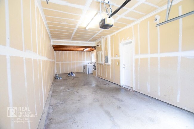 Building Photo - Newly Renovated 4 Bedroom with Parking