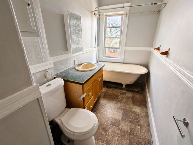 Building Photo - 21 Dale St