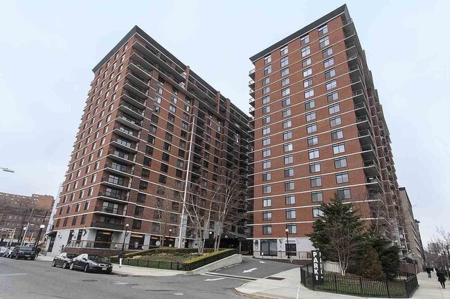 Building Photo - 700 1st St