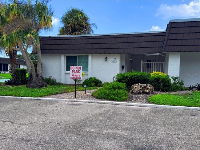 Building Photo - 1213 Glen Oaks Dr E
