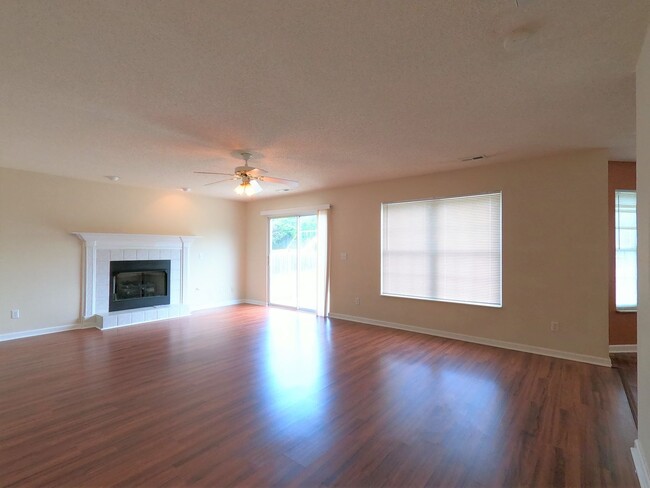 Building Photo - PRICE REDUCTION!!  FARRAGUT AREA 4 BEDROOM...