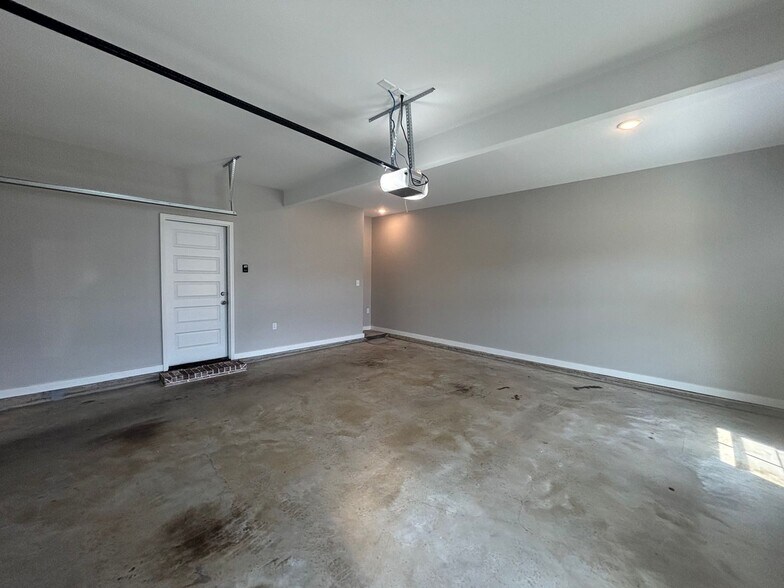 Building Photo - 547 Rosalie Woods Dr