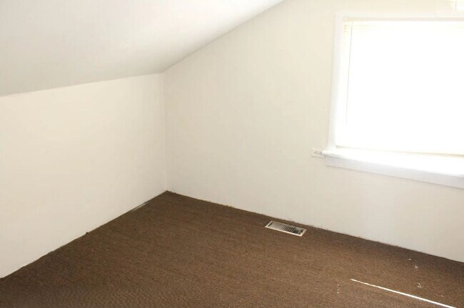 Building Photo - 6 bedroom, 2 Bath Home Available in August!