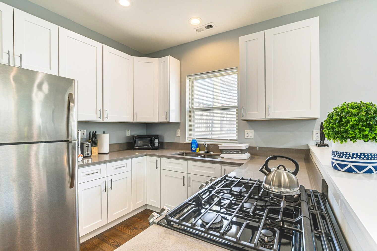 Building Photo - 2113 W Armitage Ave