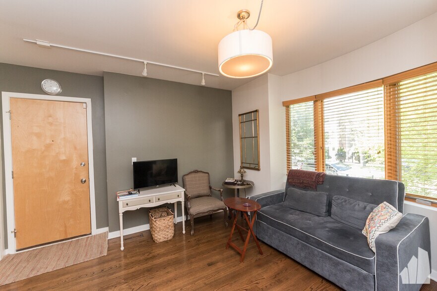 Primary Photo - 2035 W Crystal St