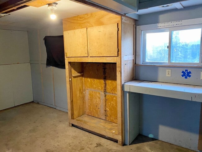 Building Photo - 1 bedroom home w/ fenced in yard