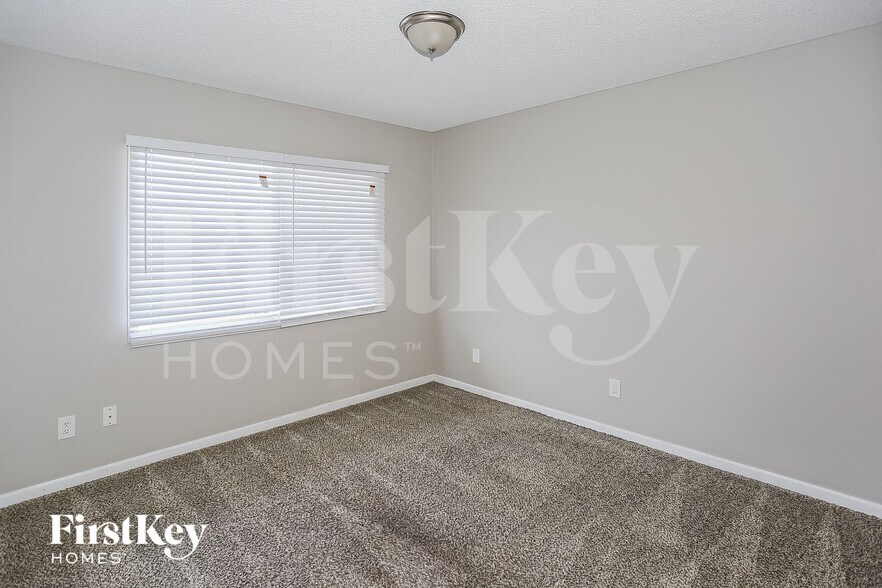 Building Photo - 8427 N 47th Dr