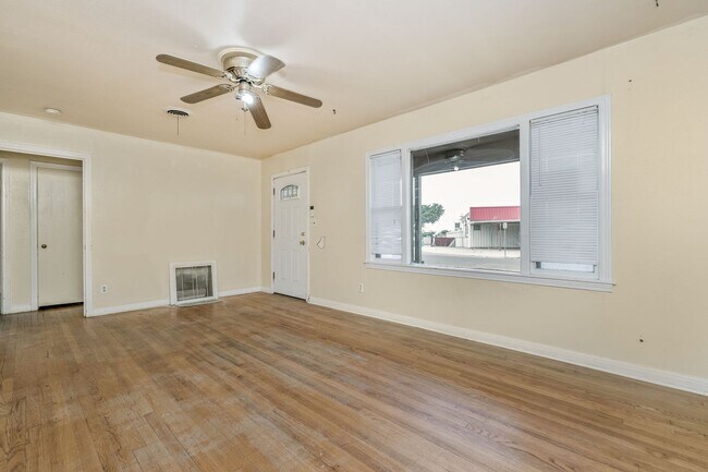 Building Photo - Charming 4-Bed, 2-Bath Home in Southlawn North – 1 Block from Lamar Elementary!