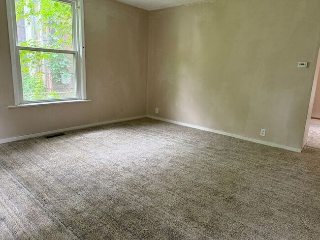Building Photo - 2 Bedroom with a Bonus Room Close to Union...