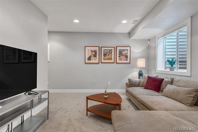 Building Photo - 556 Madison St