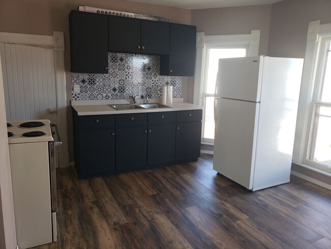 Building Photo - 2- Bedroom, 1- Bath Upper Unit in Hillsboro