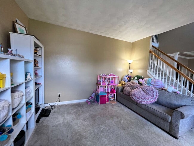 Building Photo - Spacious 4 bedroom home with POOL in sought after neighborhood and schools.