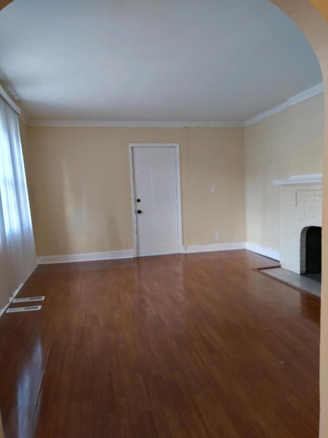 Building Photo - 3 Bedroom House, 1 Bed Downstairs, 2 Bed a...