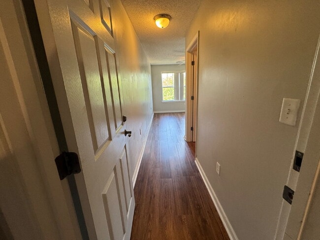 Building Photo - 3 bed 3 bath student and family housing ap...