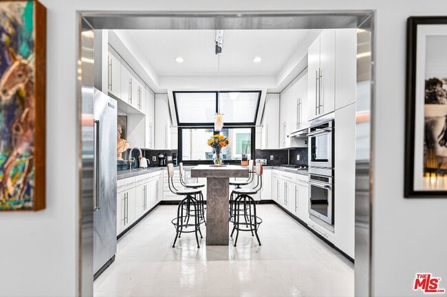 Building Photo - 11 Voyage St