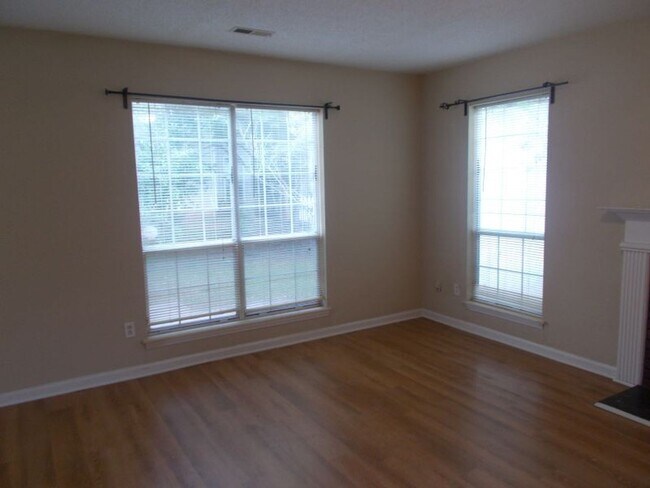 Building Photo - Lovely 3-Bedroom Home in the Hilltop/Faire...