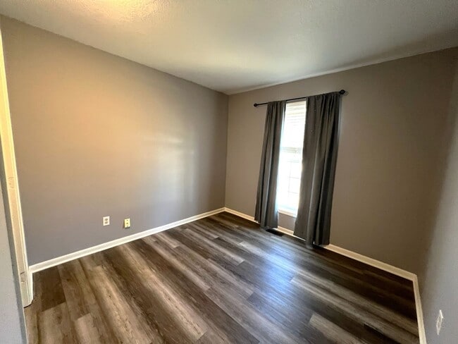 Building Photo - SEE IT NOW: Bright & Spacious Living in the Heart of North Kansas City!