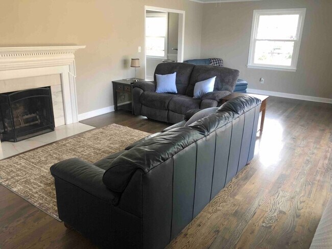 Primary Photo - 329 16th Ave NW