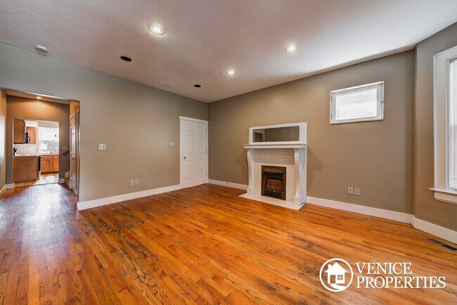 Building Photo - 1984-1986 Summit St