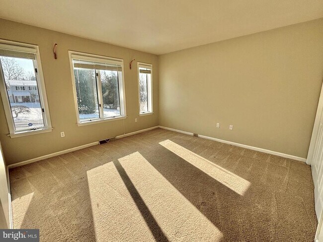 Building Photo - 498 Dean Dr