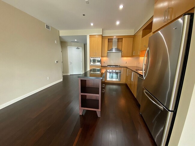 Building Photo - Fantastic 11th Floor Westerly Condo with C...