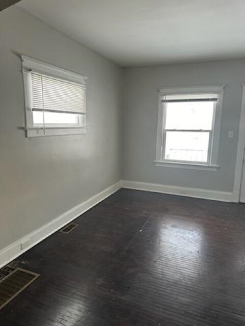 Building Photo - 2027 Brussels St