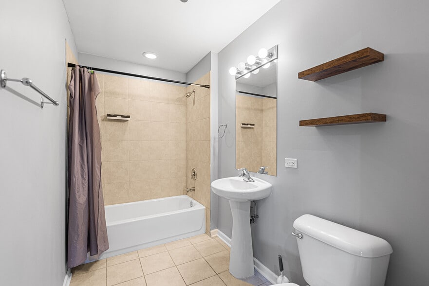 1st bath - 1122 W Catalpa Ave