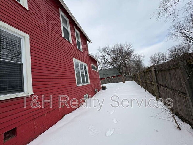 Building Photo - 1820 E 12th St