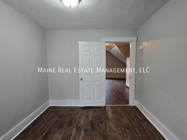 Building Photo - 139 Oak St
