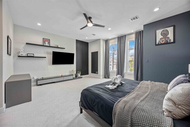 Building Photo - 5821 Kansas St