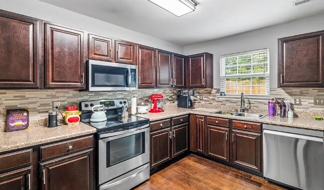 Building Photo - 4 Bedroom 3 Bath Pet Friendly Rental!