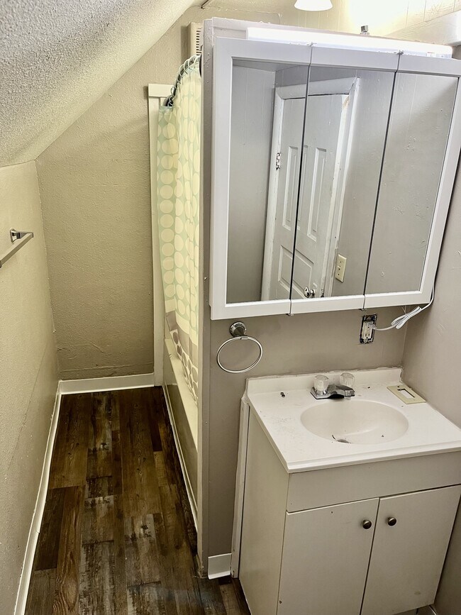 Building Photo - 729 W Cavour Ave