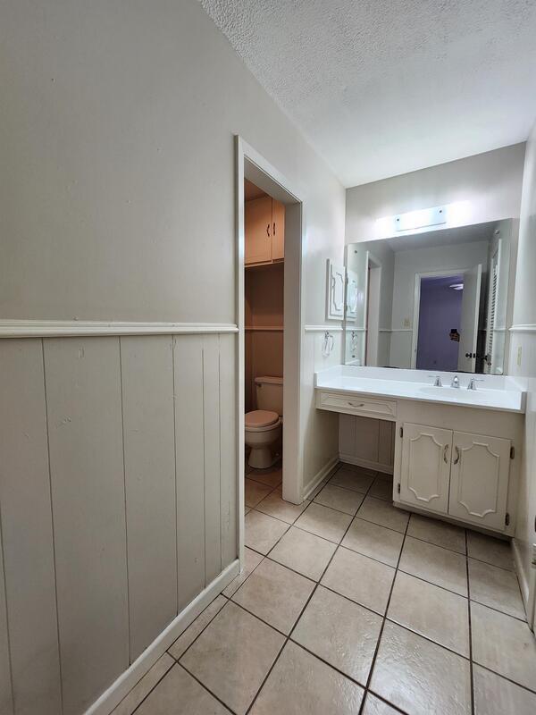 Building Photo - 420 Top Hill Dr