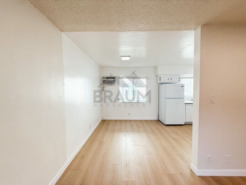 Building Photo - 13129 Oxnard St