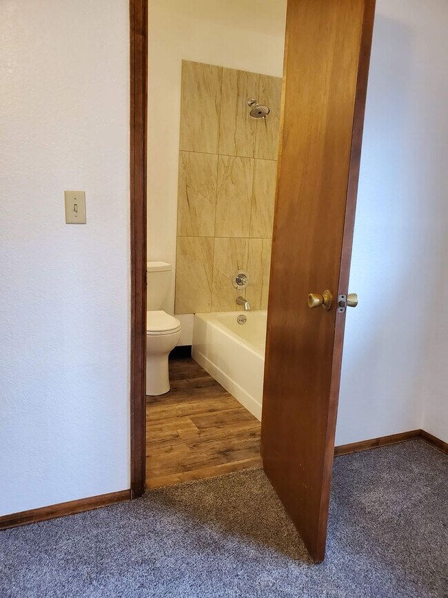 Building Photo - Townhome Style Living!