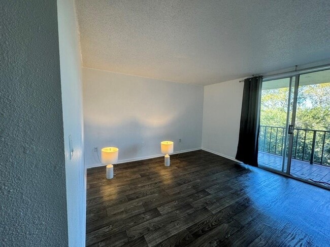 Building Photo - 2699 Seville Blvd