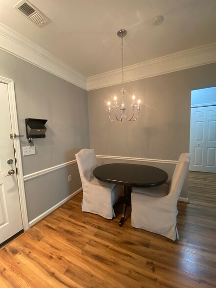 Dining table with removable leaf - 1523 Telfair Way