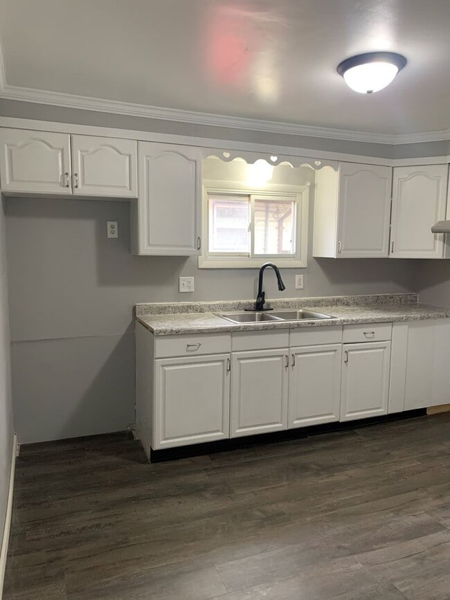 Building Photo - Move-In Ready 2BR Ranch – Fresh Paint, New...