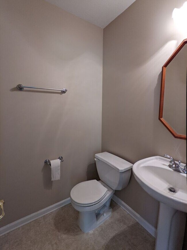 Building Photo - Woodfin Rental!