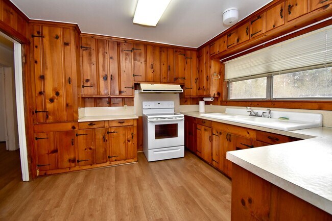 Building Photo - 3 Bed 1 Bath Home!
