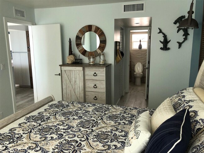 Building Photo - 333 NE 21st Ave