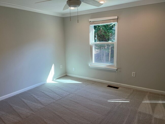 Building Photo - Renovated End-Unit Townhome