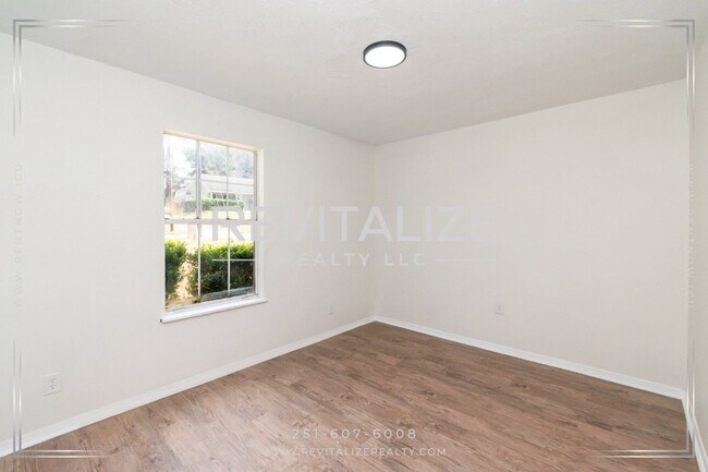 Building Photo - 6513 Victoria Pl S