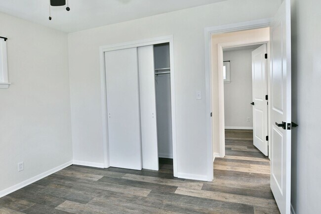 Building Photo - House for RENT in Girard!