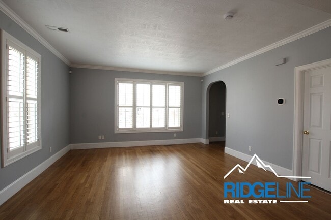 Building Photo - Large Remodeled Condo with Garage for Lease!