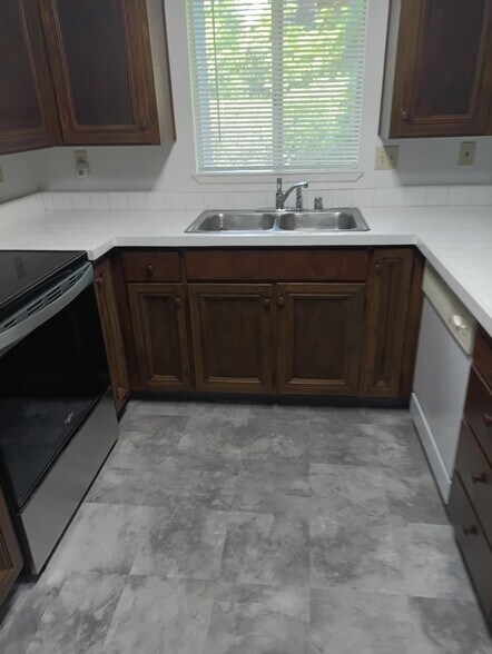 Building Photo - 14715 Cresta Ave