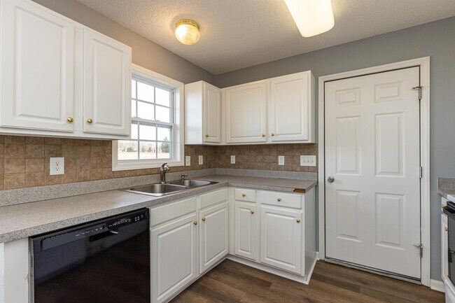 Building Photo - 204 Landmark Dr