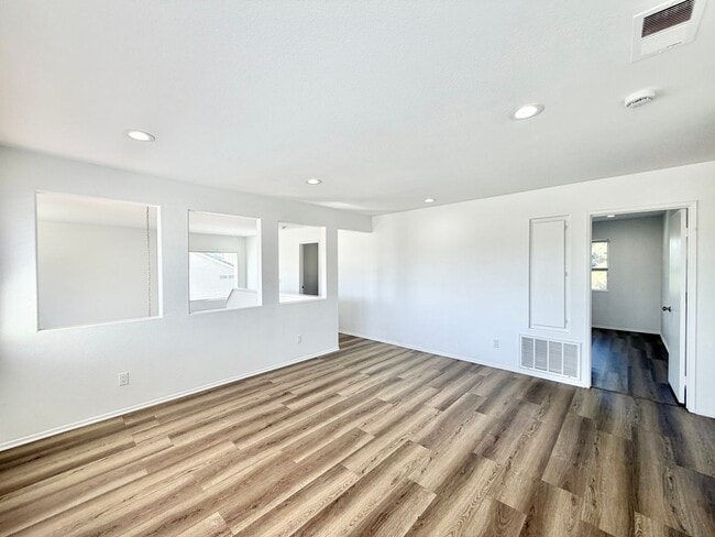 Building Photo - Stunning 4 Bedroom Home in California Tradewinds