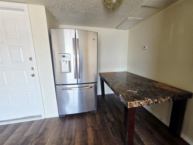 Building Photo - 2826 S Bartell Dr